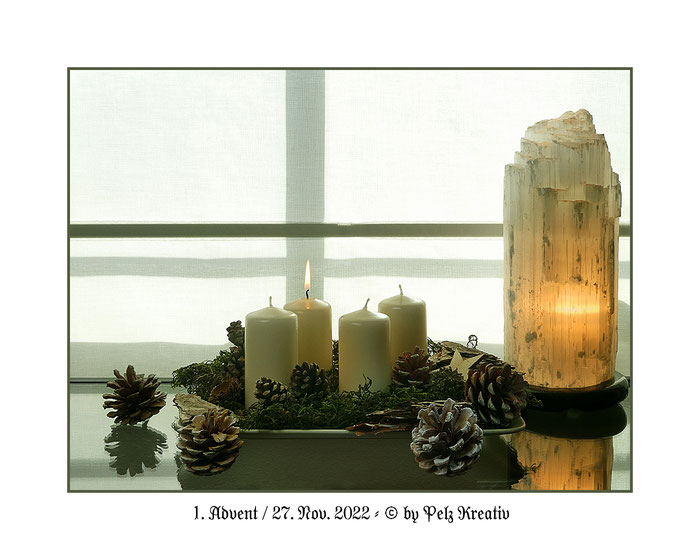 Exponattitel: 1. Advent, Exponatgröße: 30 x 40 cm, Art: fineART, © by Pelz Kreativ 2022, Kerzen, Licht, Moos, Tannenzapfen, Baumrinde, natürliche Zerealien, Natur, Kristalllampe, 