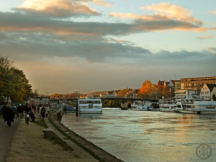 Bildserie: Abendstimmung am Marc-Aurel Ufer an der Donau - 15 x 20 - Copyright by Emil Pelz 2017