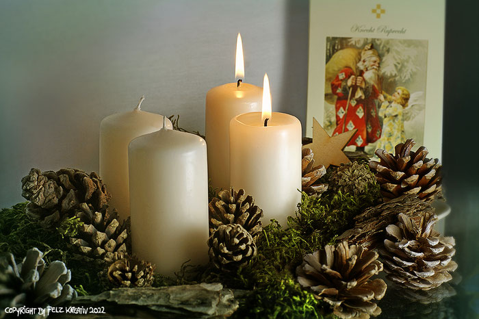 Exponattitel: 2. Advent . Exponatgröße:  30 x 45 cm - Art: digiART - © by Pelz Kreativ 2022, Kerzen, Flamme, Moos, Kiefernzapfen, Advent, Dezember, altes Nikolausbild, Romantik, Holzstern, Emil Pelz, Fotografie, 