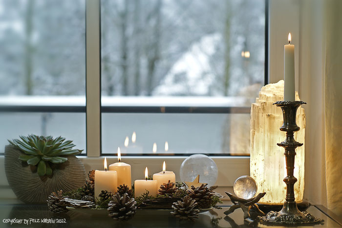 4. Advent, Weihnachtszeit, Kerzen, Dezember, Kristallleuchte, Kerzenleuchter, Tannenzapfen, Kristallkugeln, Pflanzen, © by Pelz Kreativ 2022, Romantik, Schnee, Fenster, fineART, Design, Fotografie, 