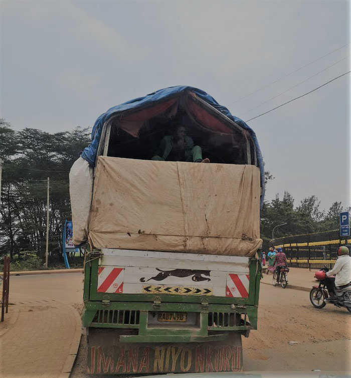 Schau genau, unterm Zeltdach, auf einem LKW irgendwo in Kigali entdeckte ich Sie vor 4 Wochen