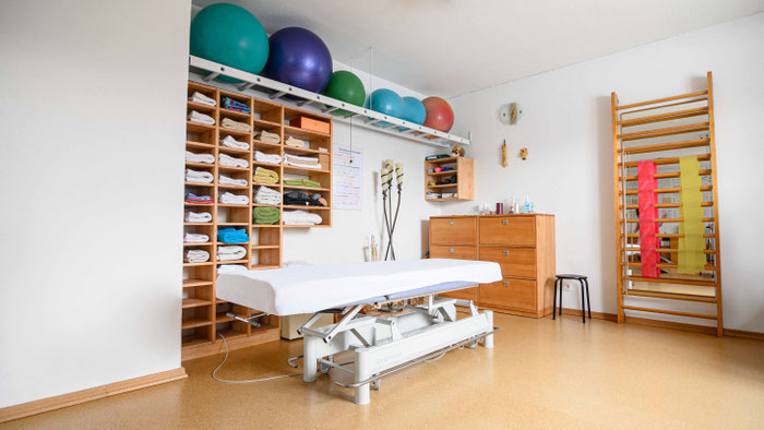 Massagebett; Sprossenwand; Gymnastikbälle; Theraband