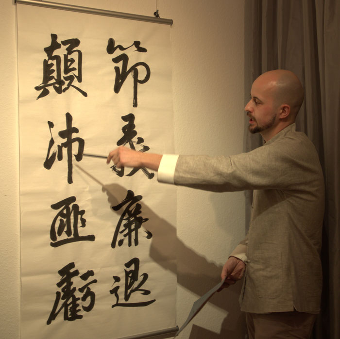 Kolja Quakernack 在参观他的展览“白底黑字”。照片 © 陈杰伟