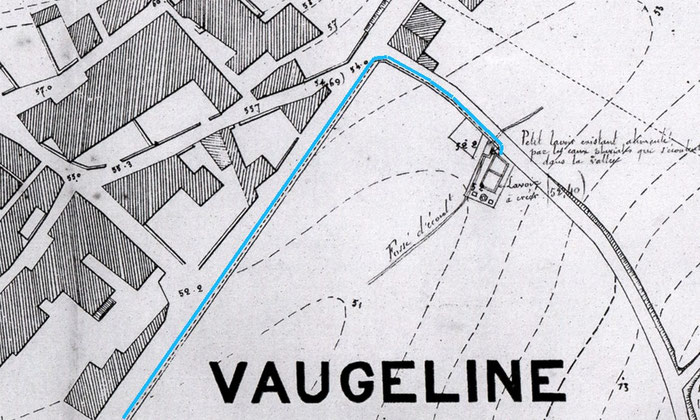 La ligne bleue longeant le chemin de Vaugeline puis le chemin du Bourg (actuelle rue E. Roux) représente la conduite d'eau partant de la forerie n°3.
