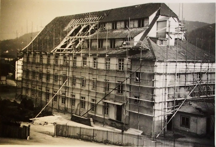 Das grosse Gebäude bei der oberen Fabrik in der Bauphase.