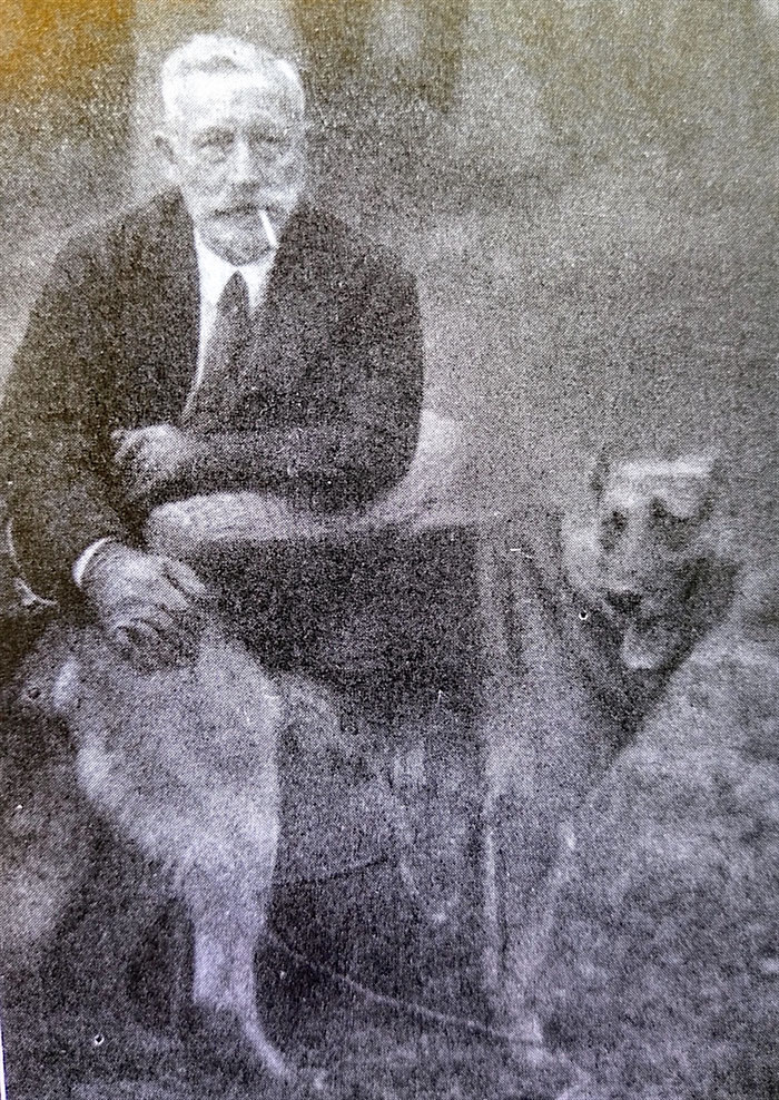 Natürlich mit Schäferhund: Wilhelm II im Exil im holländischen Doorn.