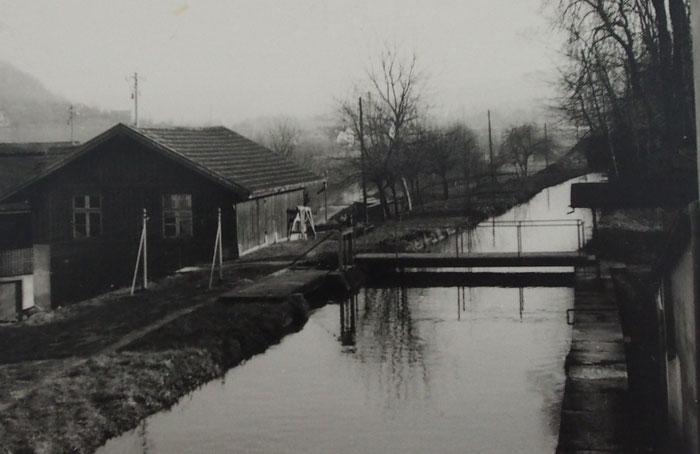 Der Kanal war die Lebensader des alten Schönthals. Das Wasser trieb Turbinen an, schluckte jede Menge Gift und lud die Kinder zum Spielen ein.