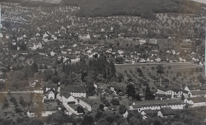 Blick ins Herz von Niederschönthal mit langem Haus, Mühle, Hof und den Gebäuden der mittleren Fabrik. Bild: Staatsarchiv Basel-Landschaft PA 6124.14.01.IV