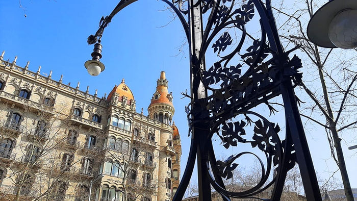 Гид в Барселоне на экскурсии " Та самая Барселона - древняя и современная" -улицы города