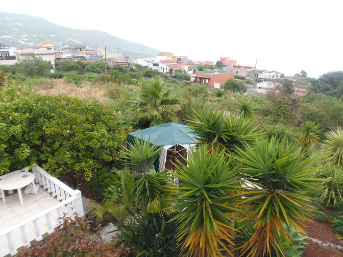 Blick zum Jakuzzi im Garten
