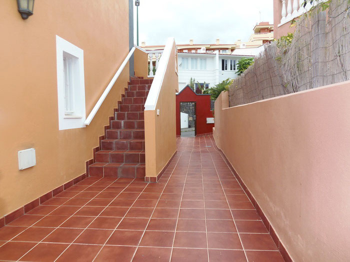 Hier geht es zum Pool und der Garage