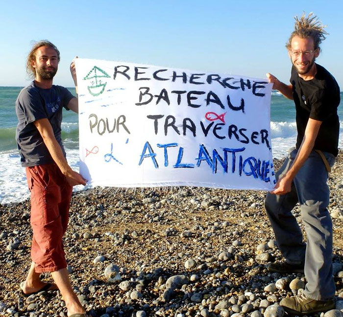 Pour leur tour du monde, les vagabonds ont décidé de ne pas utiliser l'avion mais de se déplacer uniquement en voiture, train et bateau.