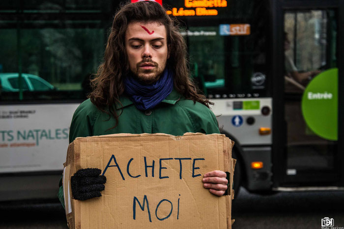 "Achète moi" Performance Gauthier Ployette Paris 2017 Léo Derivot Photographe