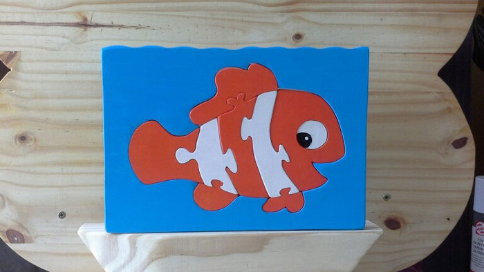 Le poisson orange et blanc et "je nage joyeusement dans le mouvement de la vie. "