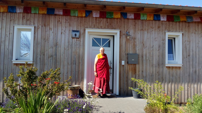Die Ehrwürdige Nonne Namgyäl Chökyi steht vor der Tür des Klosters Shide
