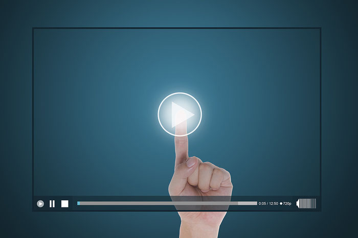 Dedo toca video interactivo