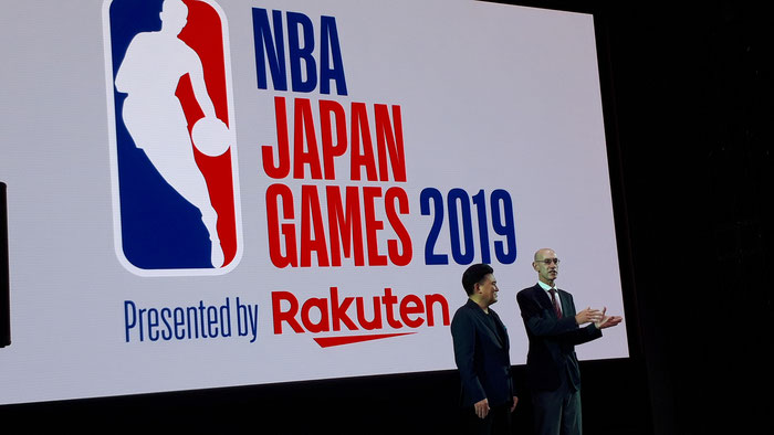 NBAジャパンゲームス2019開催前日、レセプションで登壇した三木谷浩史楽天株式会社代表取締役会長兼社長（左）とアダム・シルバーNBAコミッショナー（右）