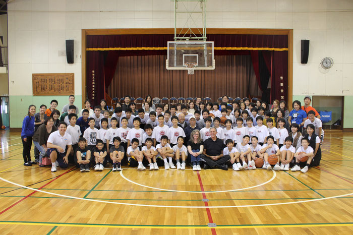 スティール氏が講師を務めた世田谷区立梅丘中学校でのバスケットボールクリニック。同校バスケットボール部は染谷 久先生の指導の下、男子が全国ベスト8進出を果たすなど強豪として知られています。