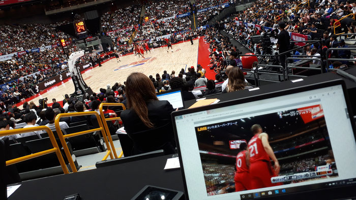 記者席からの眺めとともに、Rakuten NBAの無料ストリーミングで細かな部分を確認しながらの観戦でした