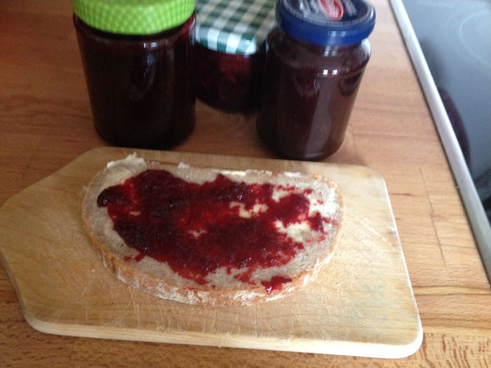 Der Lohn für die Mühe: immerhin drei volle Gläser umwerfend leckere Brombeermarmelade.