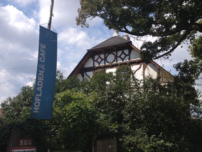 Der Eingang zum Hofgut Oberfeld in Darmstadt.