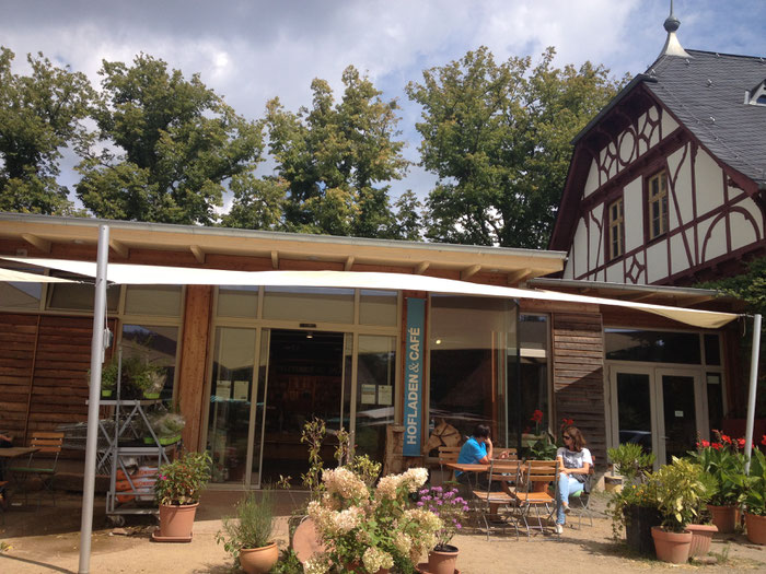 Der Eingang zum Hofladen und Café am Hofgut Oberfeld.
