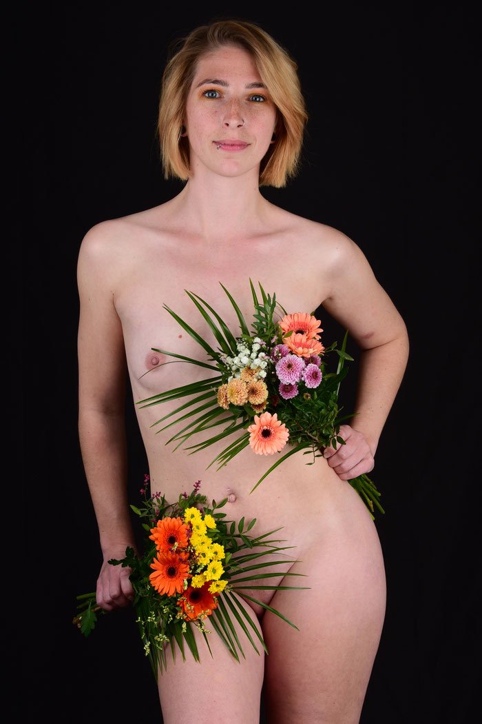 2025: "naked FLOWER" - limited Edition of 3 - 80x120cm | 190g/m² Hahnemühle Büttenpapier - je 610,00€
