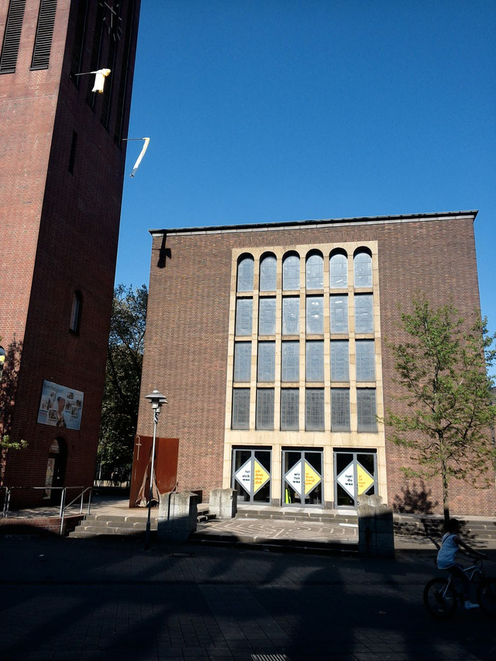 Wird bald verhüllt - Fassade von St. Clemens in Sterkrade