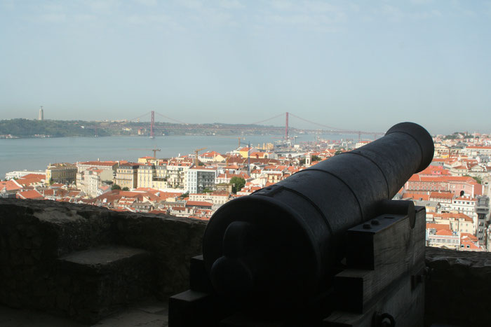 Aussicht vom Castelo de S. Jorge auf die Stadt, die Brücke "Ponte 25 de Abril"