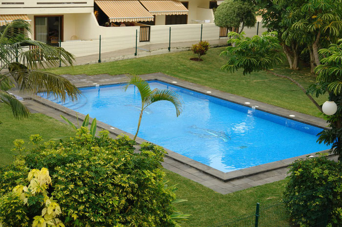 Pool in Mitten einer grünen Rasenfläche