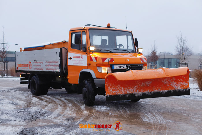 Schneeschieberauto in Aktion im Schnee