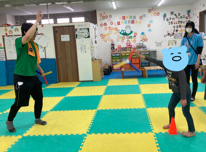 3つ(3色)に分かれた棒を回転させ、指示された色部分をキャッチする運動