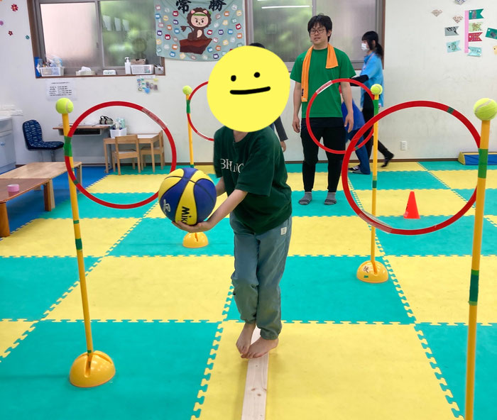 幅の狭い台の上を進みながら2~3つのことを同時に行う運動