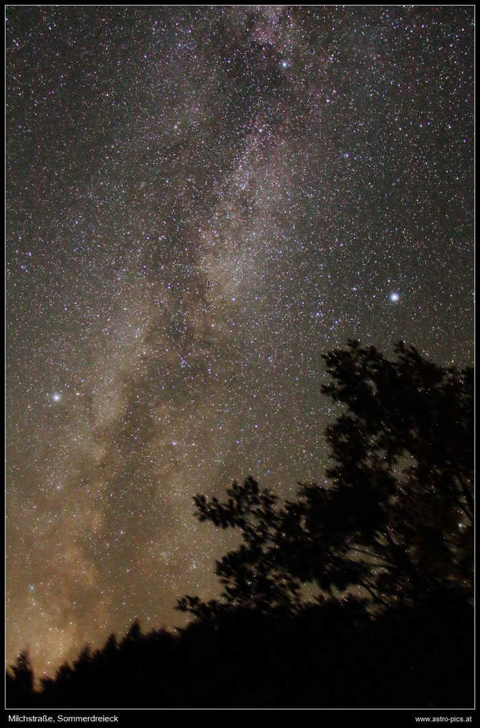 Milchstraße mit dem Sommerdreick, bestehend aus den Sternen Altair, Deneb und Wega