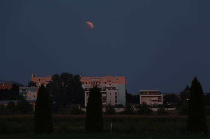 Mondfinsternis 2018 - Partiell verdunkelter Mond am Südost-Horizont