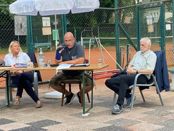 Der scheidende Hauptvorstand: Karina Wistuba (Vorsitzende), Klaus Schwan (stellv. Vorstandsvorsitzender) und Wolfgang Landers (Schatzmeister).