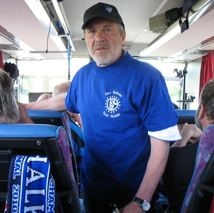 Jürgen Barthel im Bus auf dem Weg nach Manchester