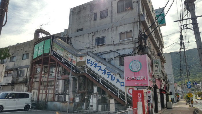 この旅お気に入りの1枚。JR門司駅近くの昭和な商店街