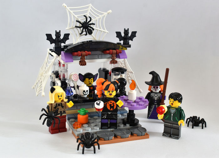 Halloweenstand, Marktstand, Halloweenverkleidungen, Fledermäuse und Spinnenweben