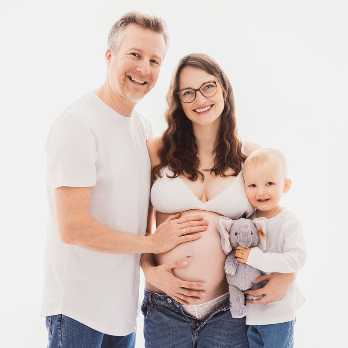 Babybauch Shooting mit Geschwisterkind und Partner