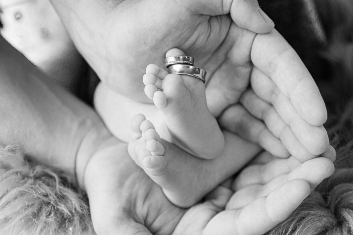 Babyfotografin Starnberg - Baby mit Eheringen und Füßen