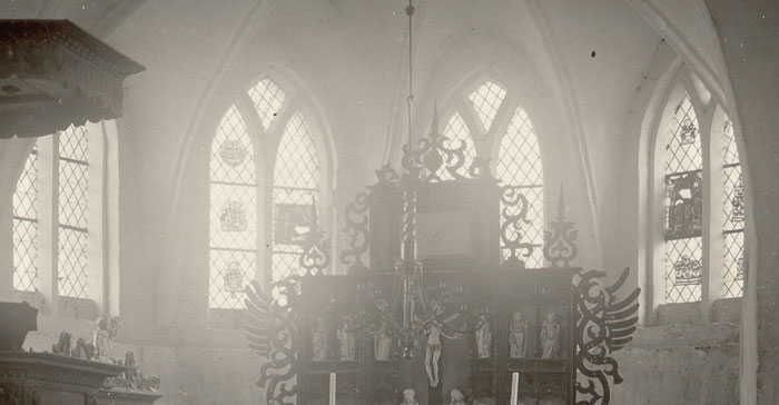 Chorraum der Kirche Langenhanshagen mit erhaltenen Glasmalereien, Aufnahme aus dem Caspar-David-Friedrich-Institut der Universität Greifswald