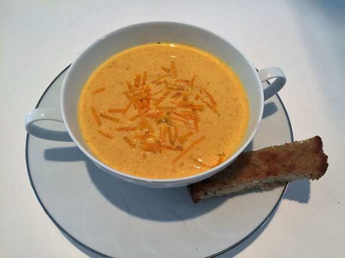 Kalte Karotten-Orangensuppe mit Ingwer