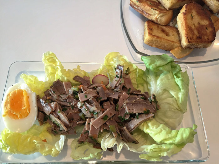 Siedfleisch - Salat mit Ei und Toast