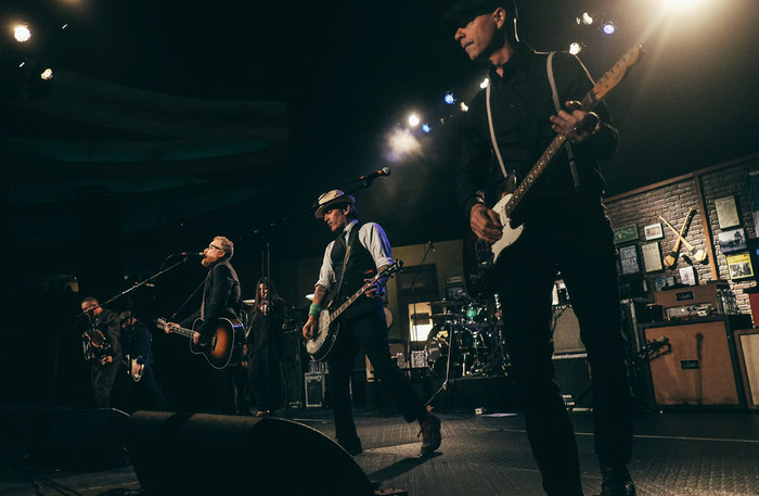 Flogging Molly für umme? Die kalifornischen Folkpunker und eine Menge weiterer hochkarätiger Rock-Acts treten am ersten Augustwochenende beim Umsonst & Draußen-Festival "Pol'and Rock" auf. Foto: Promo