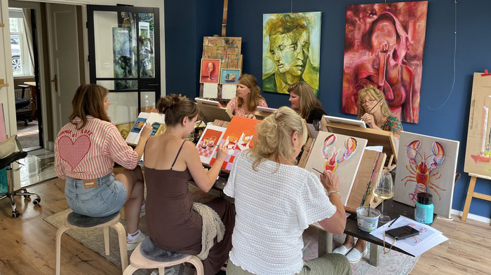 Twee schoonfamilies ontmoeten elkaar tijdens de creatieve schilderworkshop in Breda. Hier zie je hen in het schilderatelier van Daphne Schrijver.