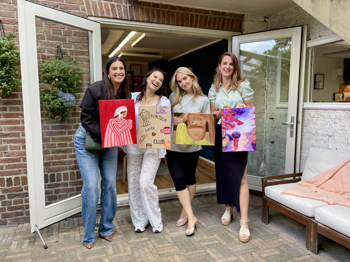 Gezellige creatieve middag met vriendinnen tijdens thuis workshop schilderen.