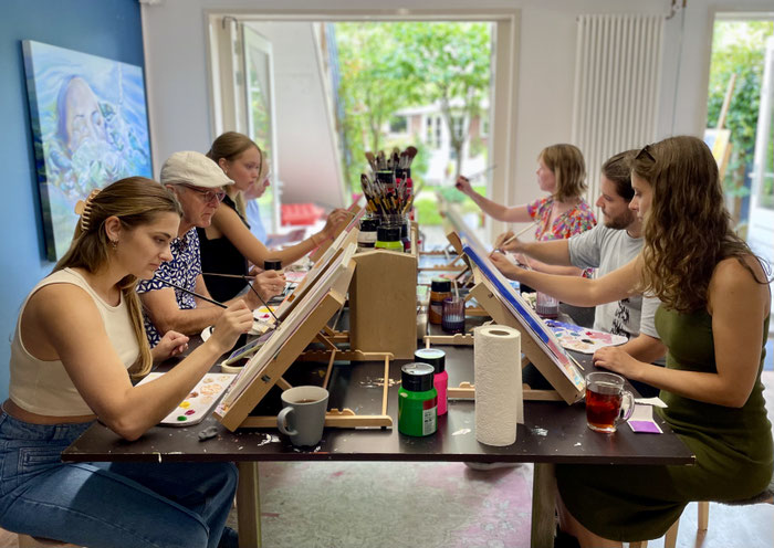 De aanstaande mama schildert samen met vriendinnen en familie tijdens de creatieve babyshower workshop Breda. Het leukste babyshower uitje!