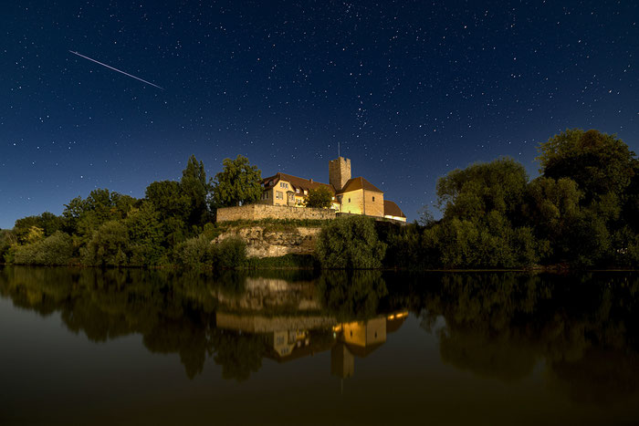 Perseiden-Sternschnuppe über der Lauffener Burg