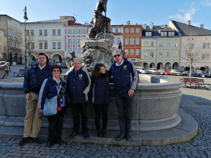 Rübezahlbrunnen, davor: Harald Stellner, Ina Stellner, Gerd Kohlsaat, Waltraut Johannsen, Achim Stellner